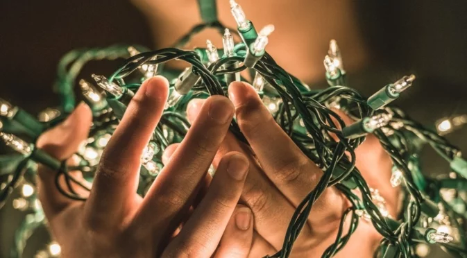 Светлина, сигурност и магия: Как да изберем правилните коледни лампички тази година?