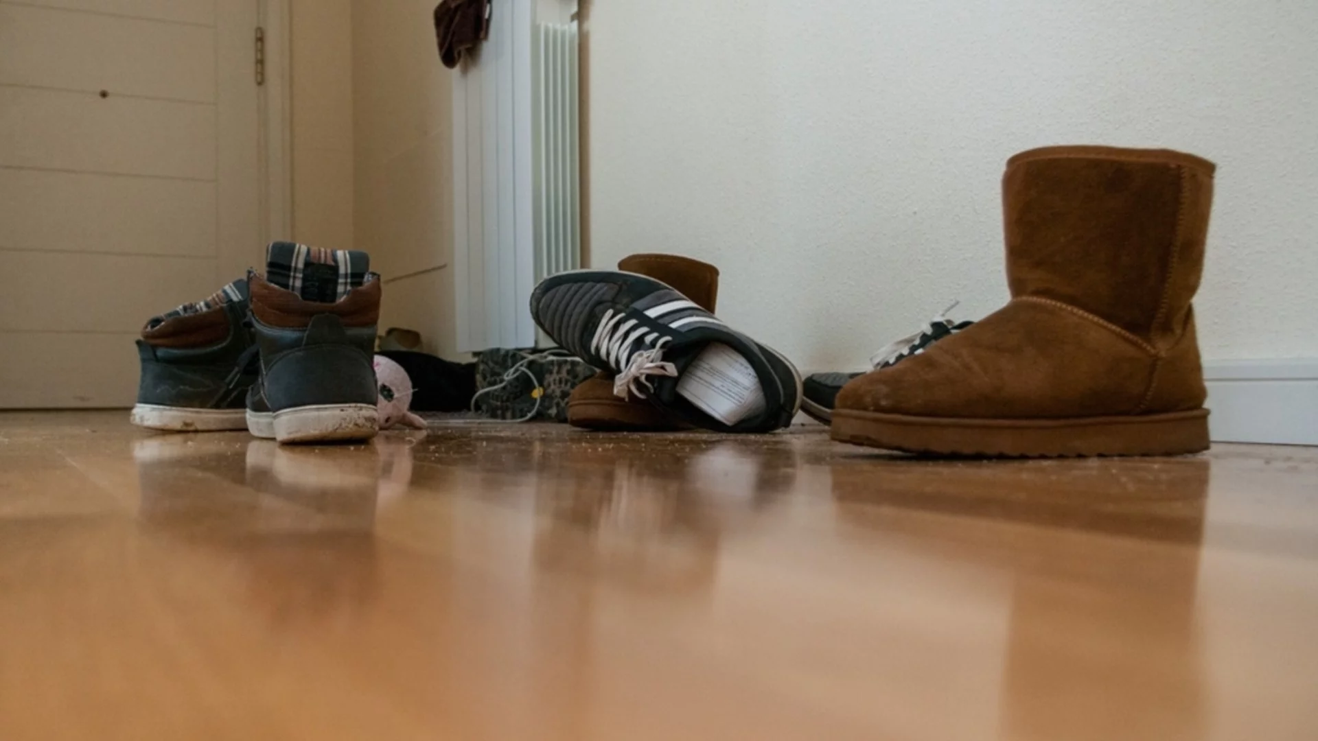 Предупреждение от лекар: Никога не носете обувки у дома, ето защо