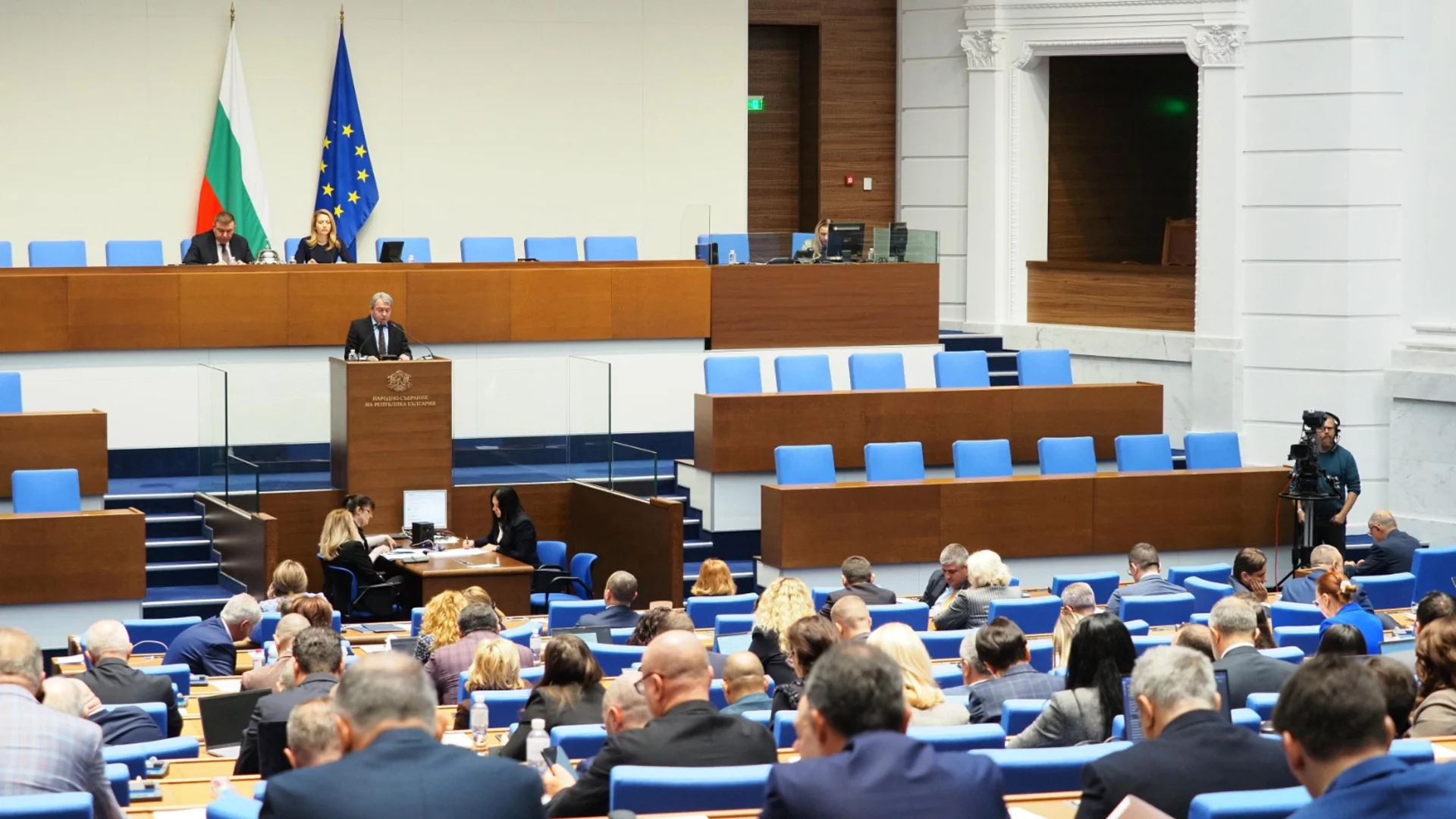 Бой и неоправдани отсъствия, но прибират минимум по 8000 лв.: Депутатите през 2025 г.