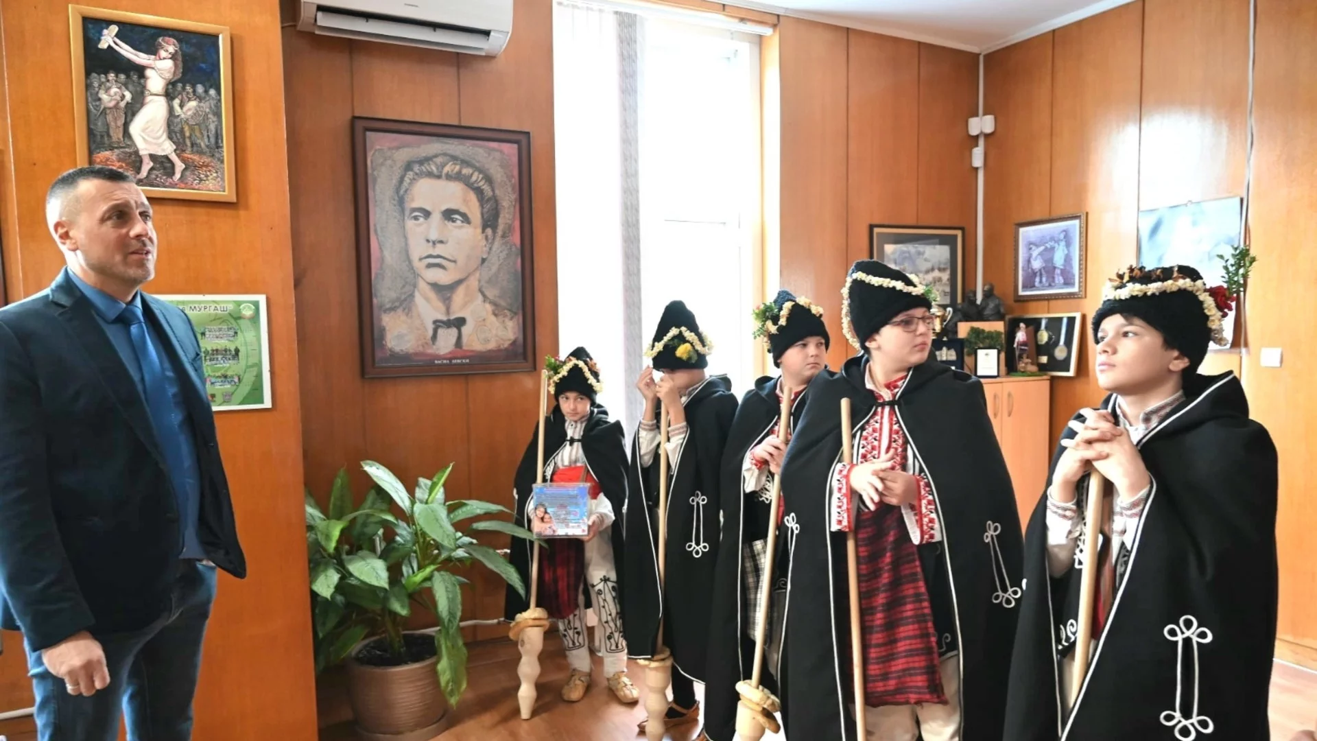 Коледари зарадваха общинската администрация в Елин Пелин (СНИМКИ)