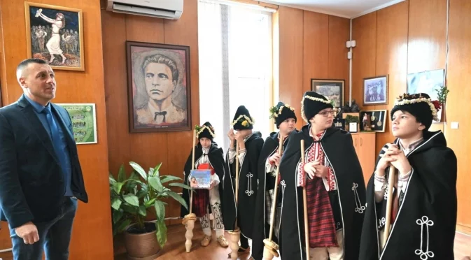 Коледари зарадваха общинската администрация в Елин Пелин (СНИМКИ)