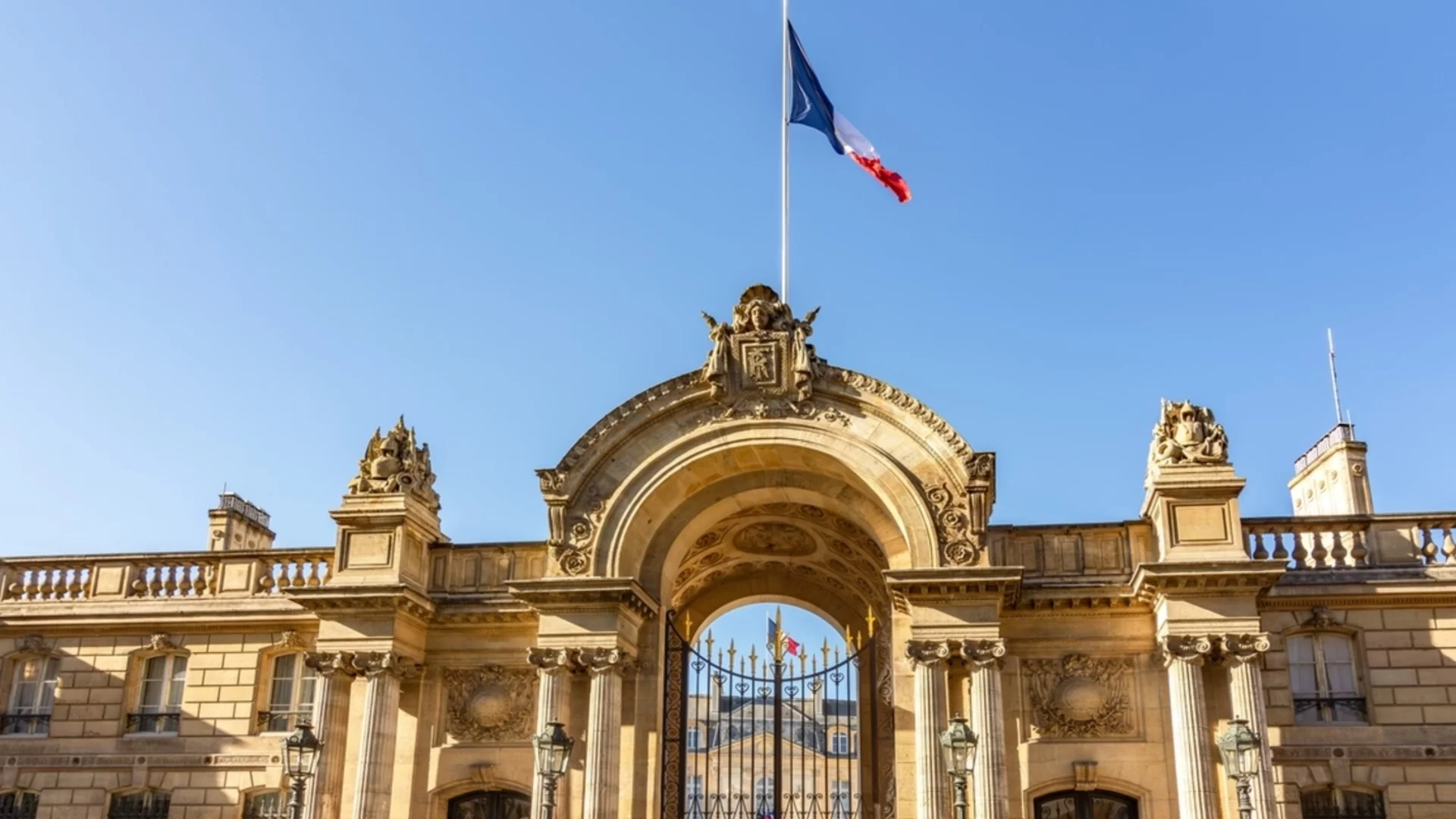 Нов обир във Франция: Служител открадна от резиденцията на Макрон сервизи за хиляди евро