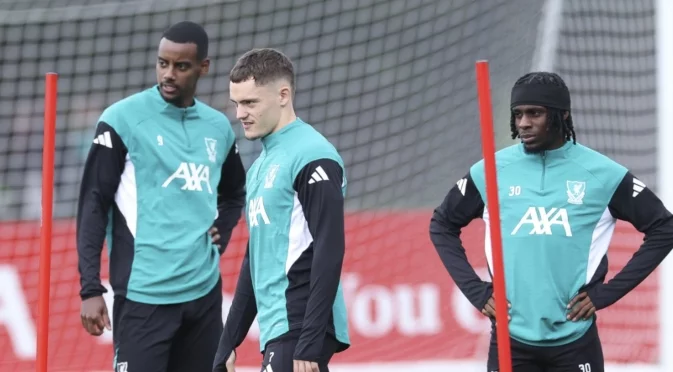 Легенда на Ливърпул прати едно от трансферните разочарования на Слот в Барселона