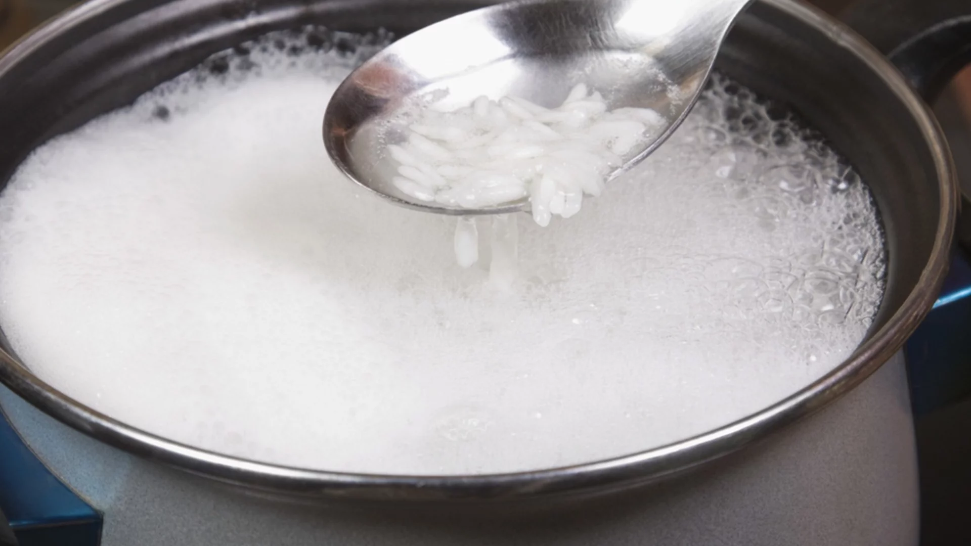 Как да използвате оризова вода като естествен течен тор