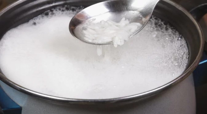 Как да използвате оризова вода като естествен течен тор