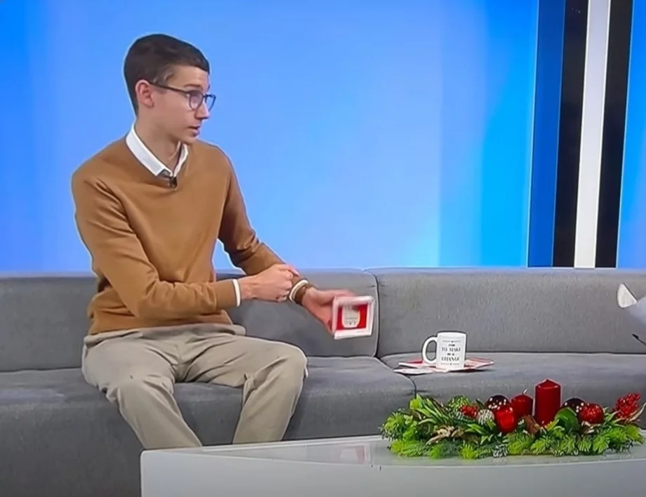 Gen Z атакува: "Будителят на годината" подари на bTV чашата на Цънцарова (ВИДЕО)