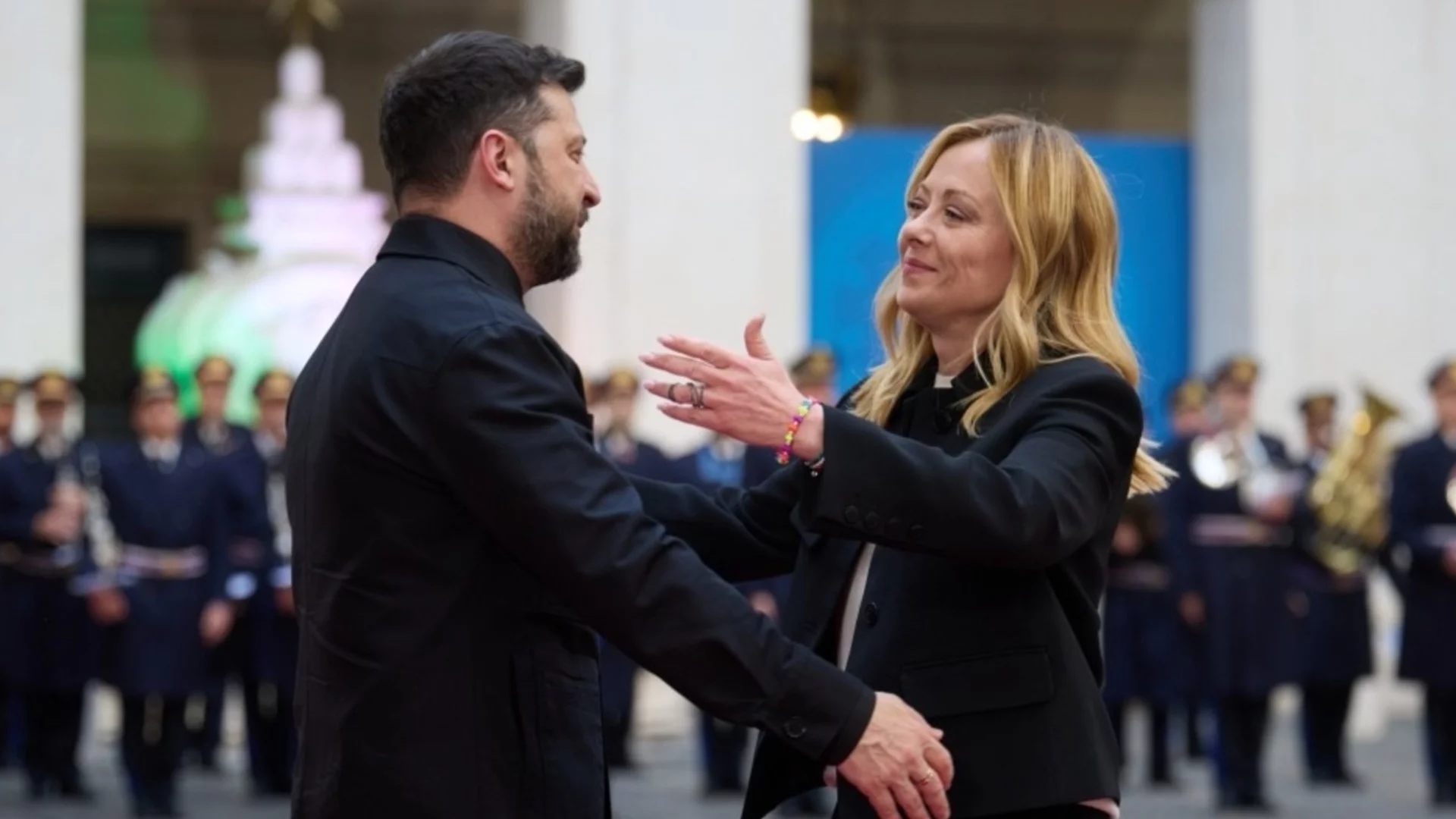 Мелони продава на търг iPad-а от Зеленски и обувки от змийска кожа на питон