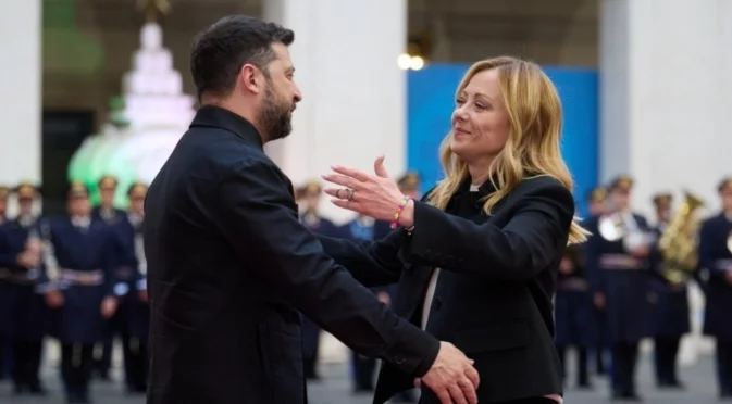 Мелони продава на търг iPad-а от Зеленски и обувки от змийска кожа на питон