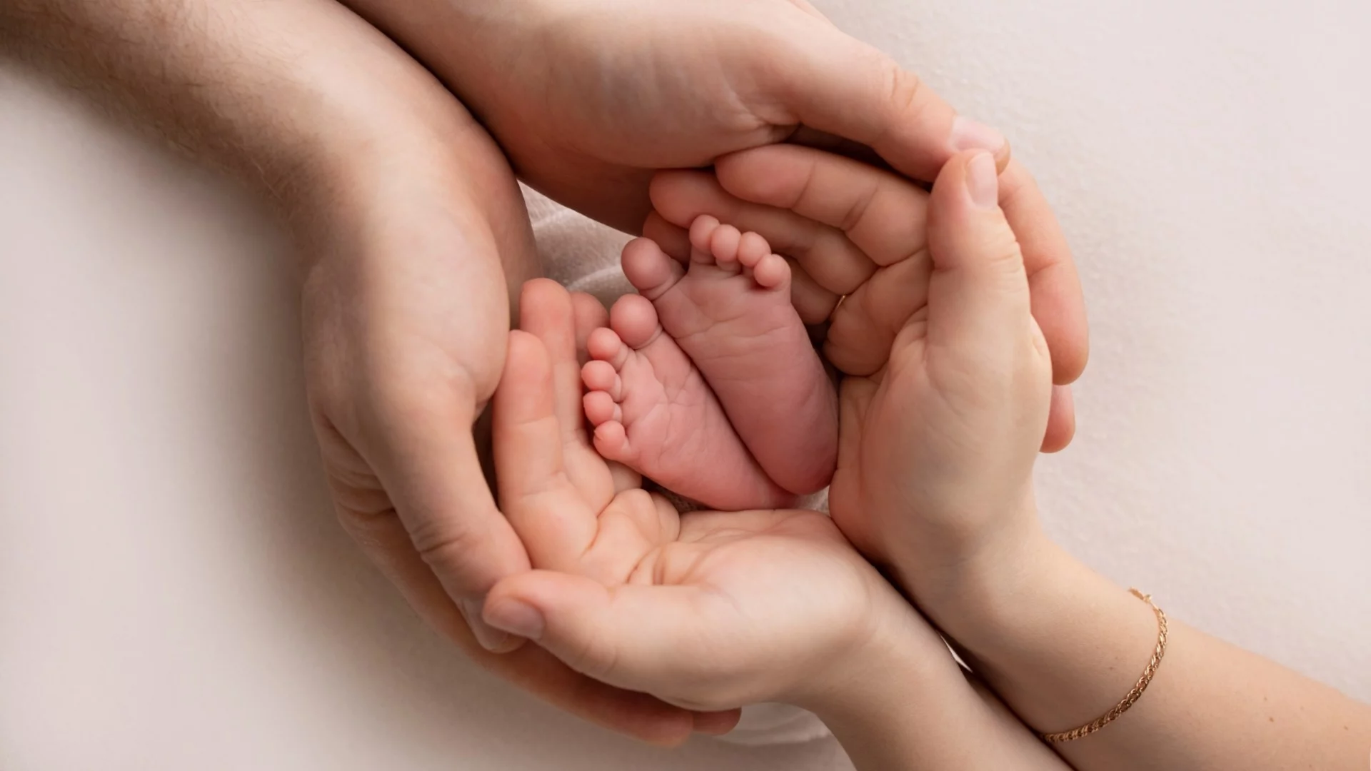 Бейби бум в родния шоубизнес: Знаменитостите, които станаха родители през 2025 г. (СНИМКИ)