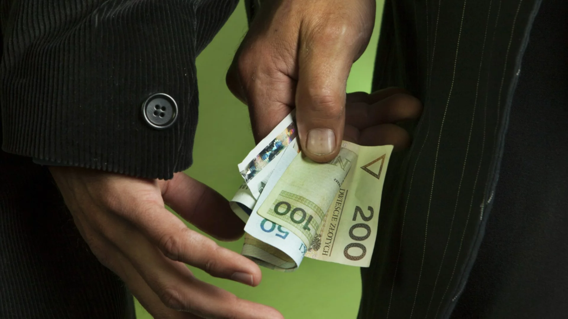 Сивата икономика в България намалява: Проучване