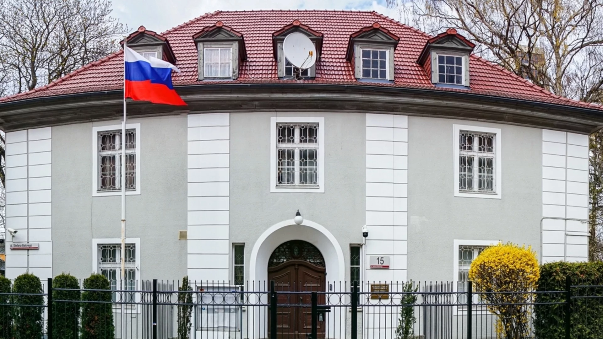 Руснаците стискат със зъби и нокти: Москва отказва да напуснат консулството си в Гданск, откъдето Полша я изгони