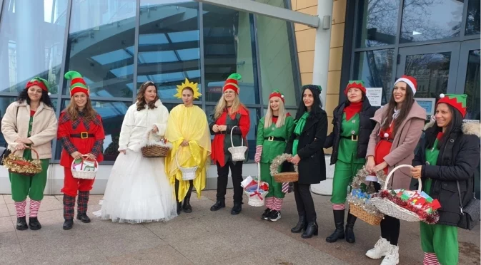 Снежанка и елфите на Дядо Коледа раздават късметчета в градския транспорт в Бургас