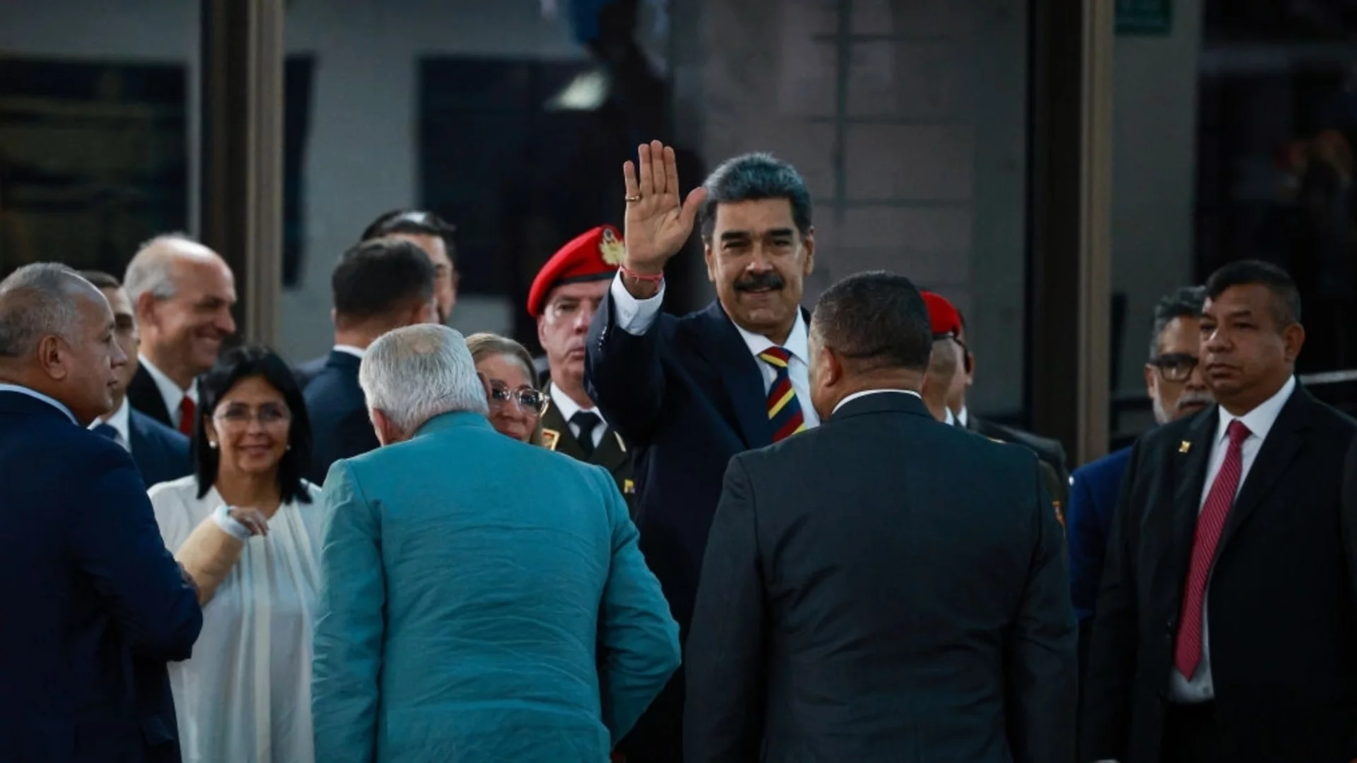 Мадуро отвръща на удара: Призова Тръмп да си гледа САЩ