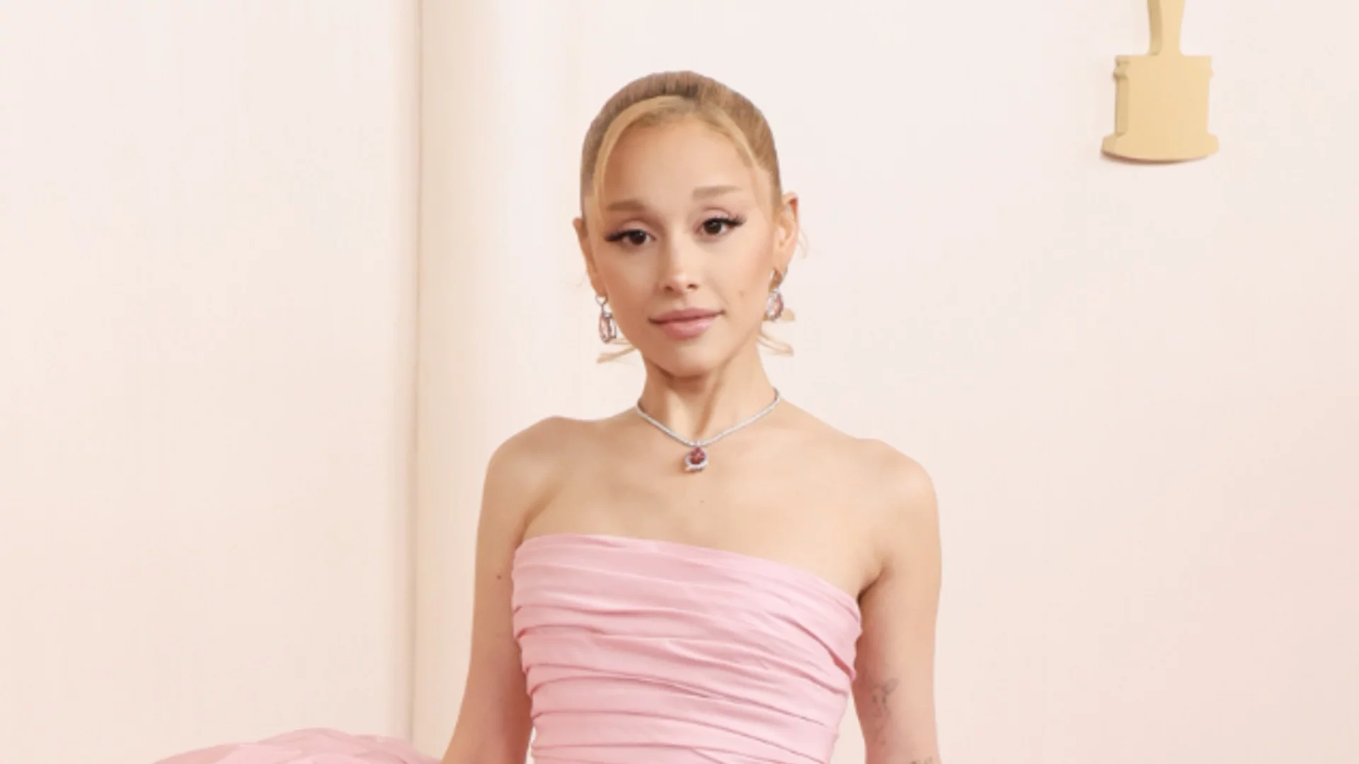 Ариана Гранде влезе в ролята на Кевин от "Сам вкъщи" за зловеща версия на филма (СНИМКИ)