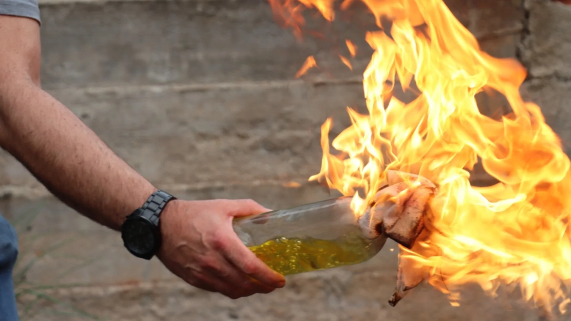 Масови протести в Албания: Коктейли "Молотов" летяха по кабинета на Еди Рама (ВИДЕО)