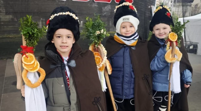 Малчугани коледуваха в Коледното градче на Плевен