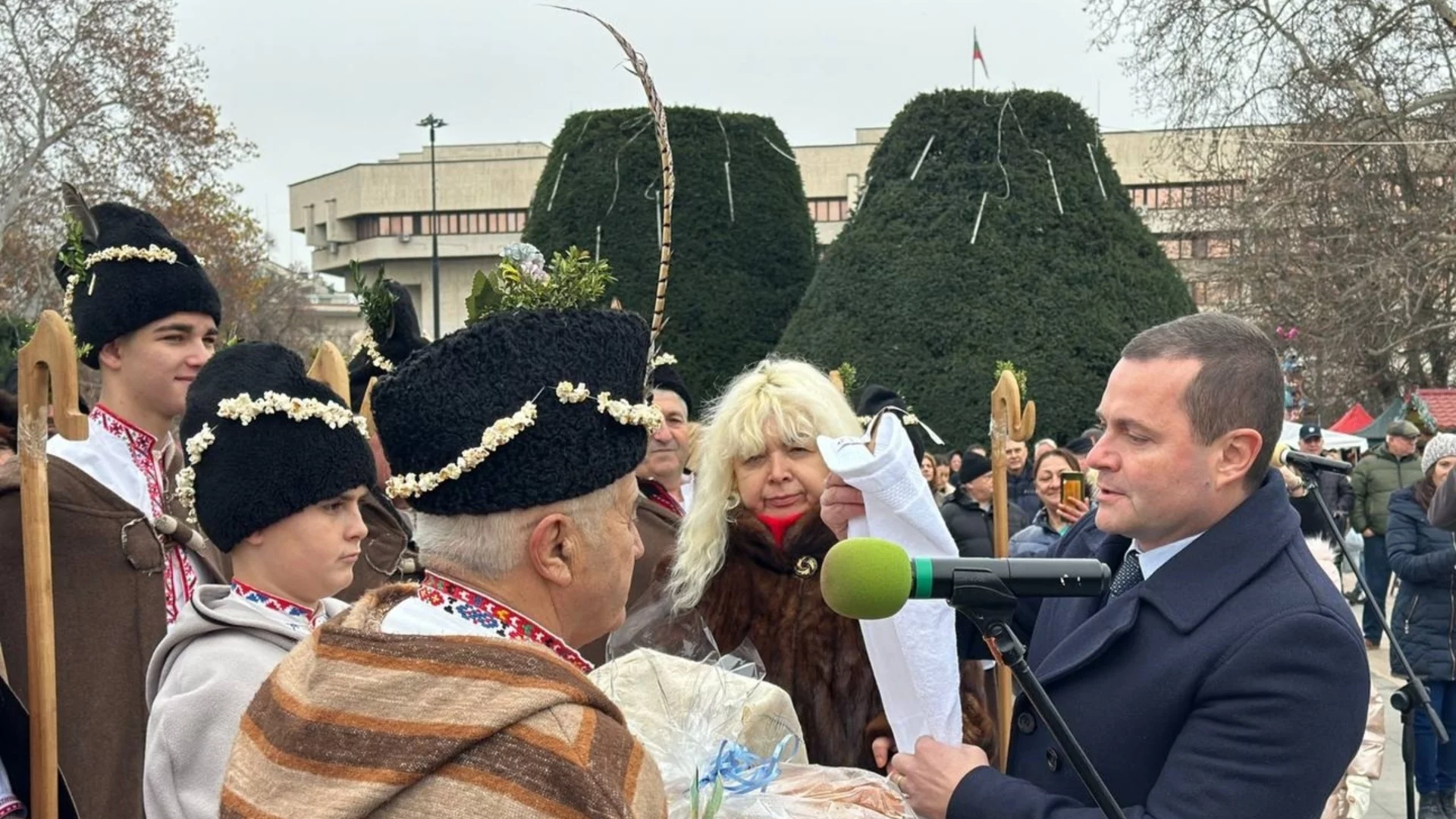 Кметът на Русе и коледарите благословиха за здрава и успешна година