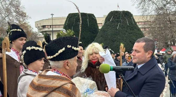 Кметът на Русе и коледарите благословиха за здрава и успешна година