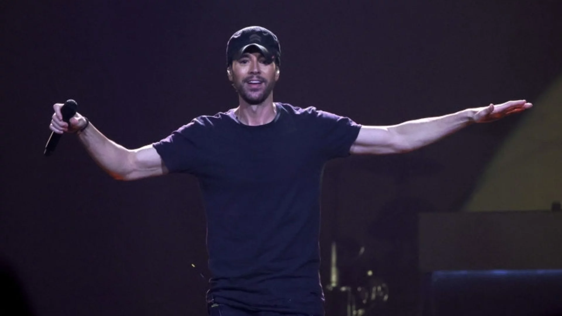 Енрике Иглесиас посрещна четвъртото си дете (СНИМКА)