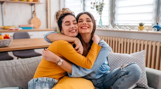 Науката обясни как топлината на прегръдките ни лекува