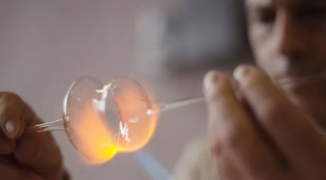 Хора с увреждания създават коледни играчки по уникален метод (ВИДЕО)