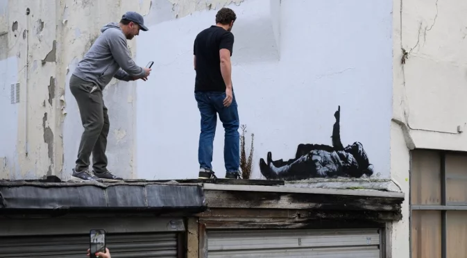 Деца сочат към небето: Банкси с нови провокативни графити (ВИДЕО)