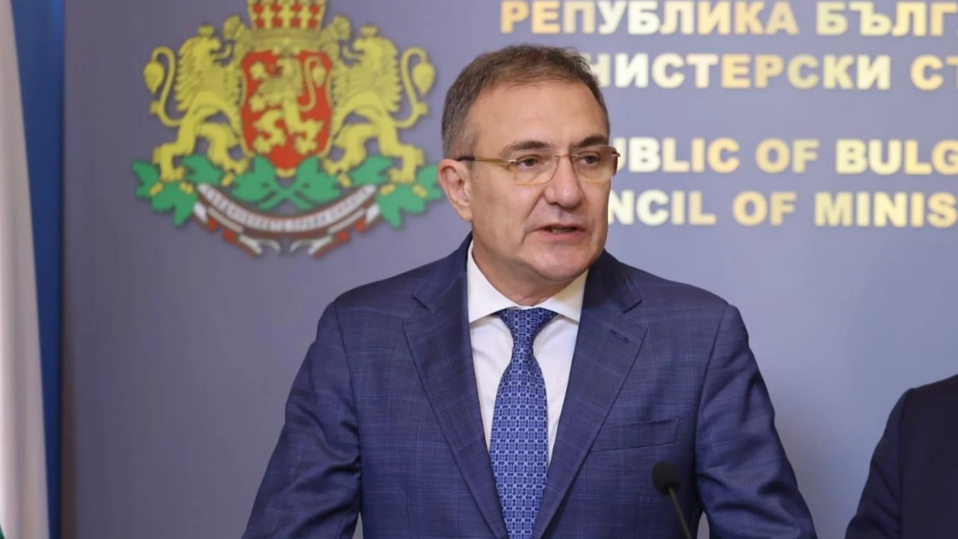 Изплащането на пенсиите и еврото: Гуцанов -  сигурен в социалните системи и с добри новини за "Топъл обяд" (ВИДЕО)