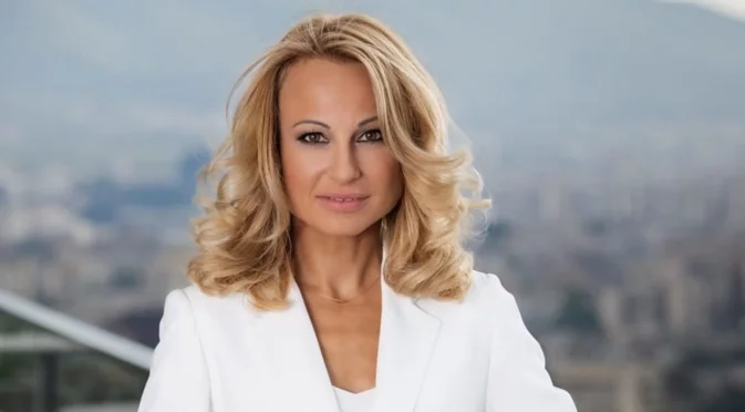 В подкрепа на Цънцарова: Стотици журналисти и граждани пиха кафе пред bTV