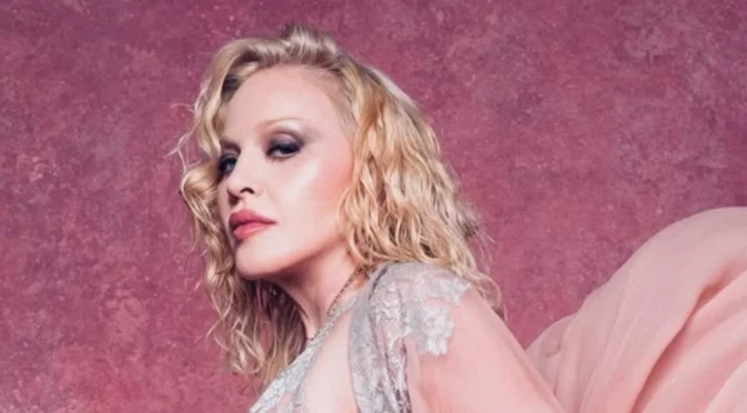 В уюта на дома: Мадона празнува без грим (СНИМКИ)