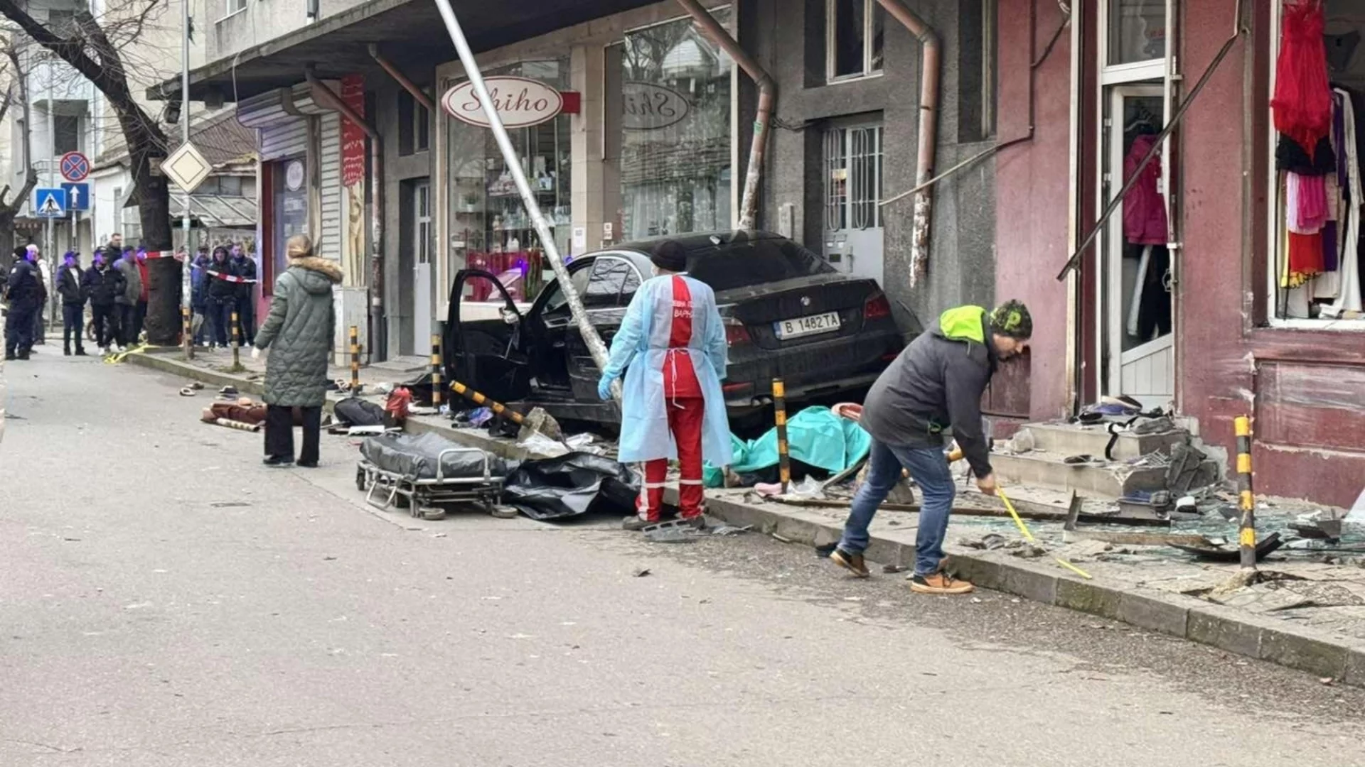 „С висока скорост се движеше. Искаше да хване светофар“: Разследват катастрофата във Варна, взела две жертви