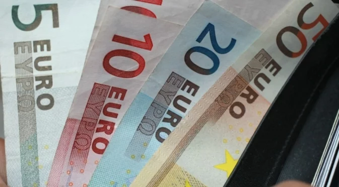 Рязка промяна в курса на еврото към долара