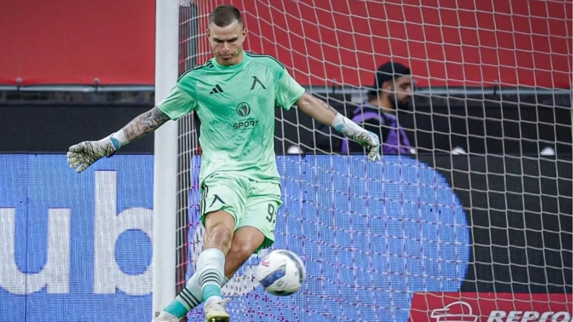 Световен гигант следи Светослав Вуцов