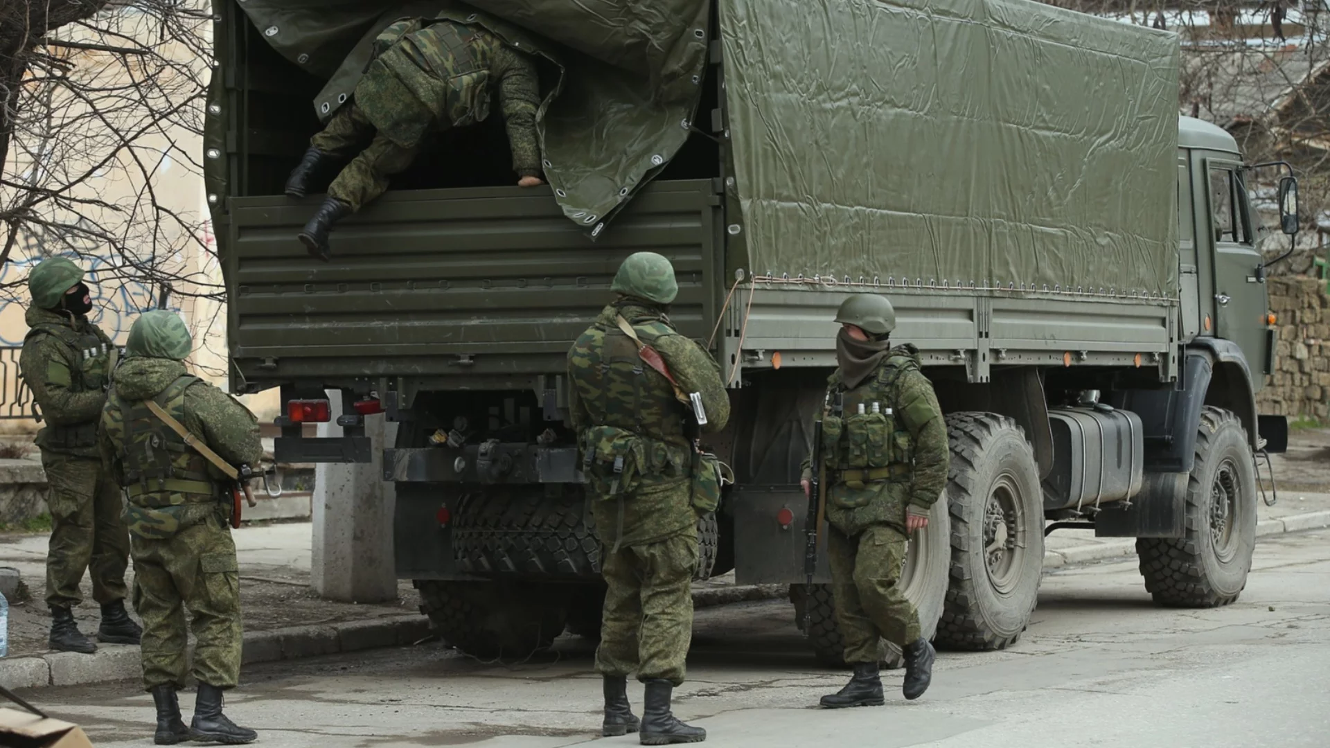 С белезници в атака: ВИДЕА как войници от руския 82-ри полк са ползвани за пушечно месо