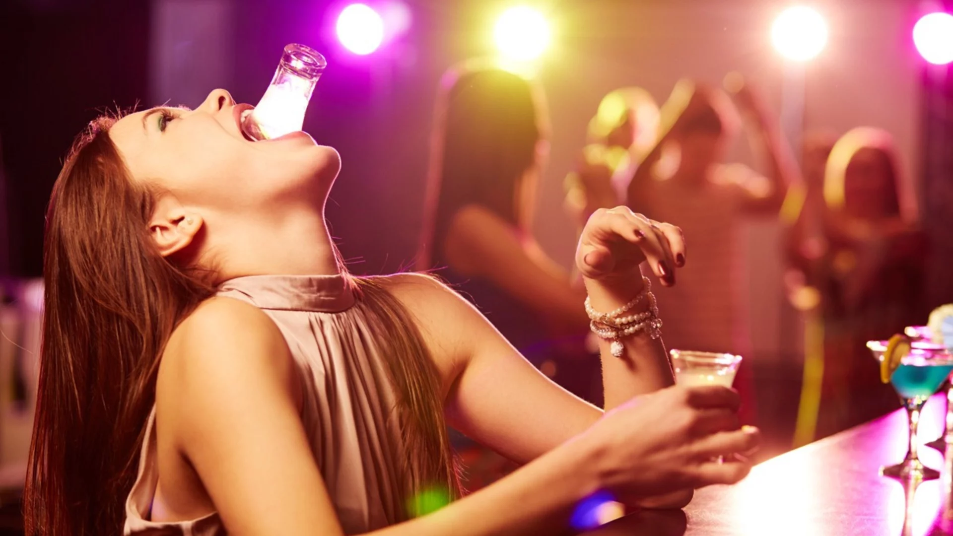 Gen Z не пие алкохол, рязък спад и на произведената и изпита домашна ракия