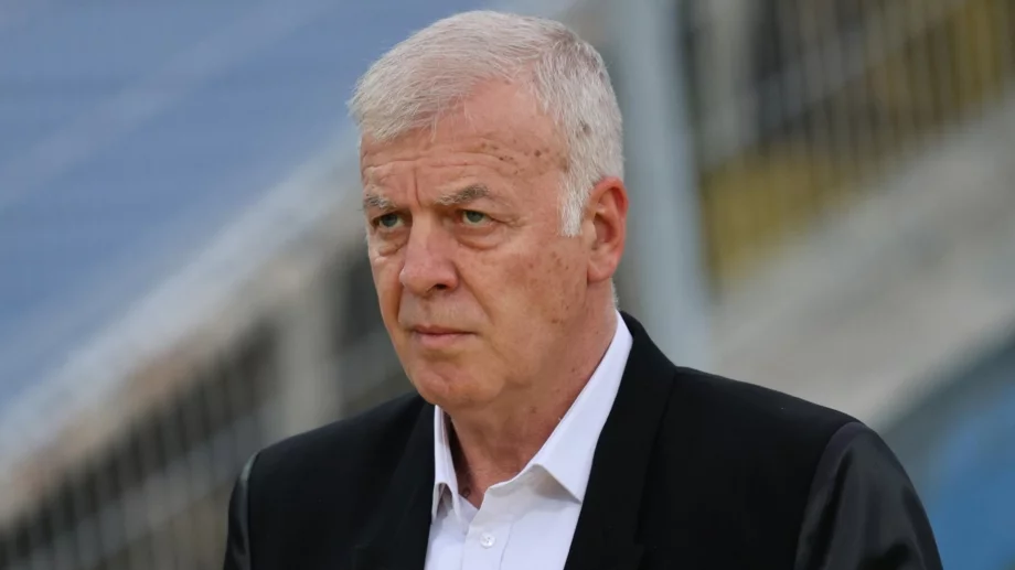 Резил: Тръгна си от Левски със скандали, сега се моли на Веласкес да го вземе