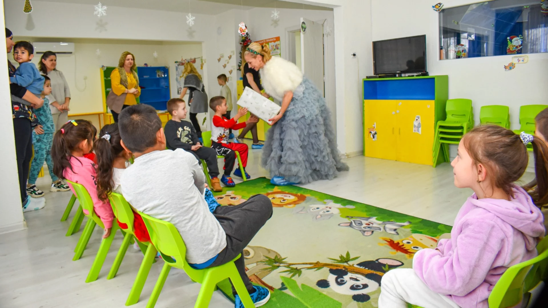 Коледни чудеса: Десетки деца в нужда от Павел баня получиха мечтания празник (СНИМКИ)