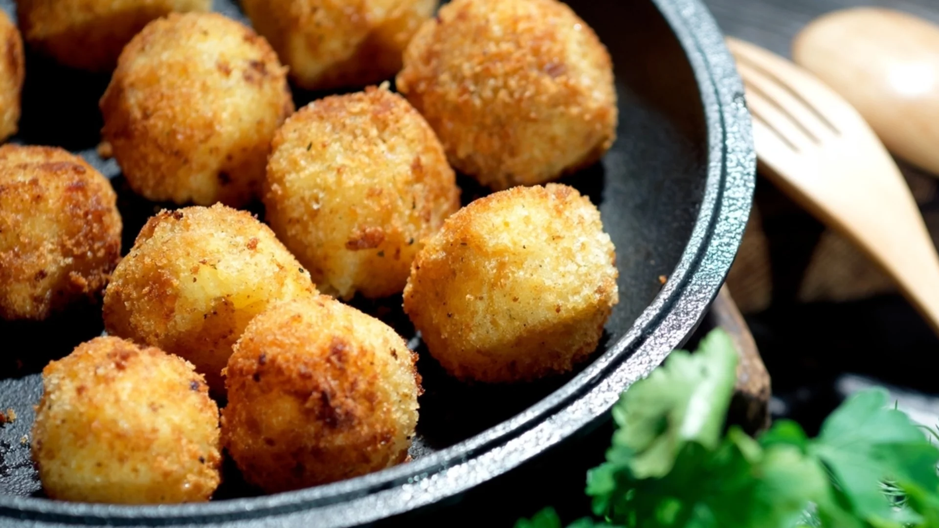 Хем с наднормено тегло, хем недохранени: Вредните храни за деца, които изобилстват менюто