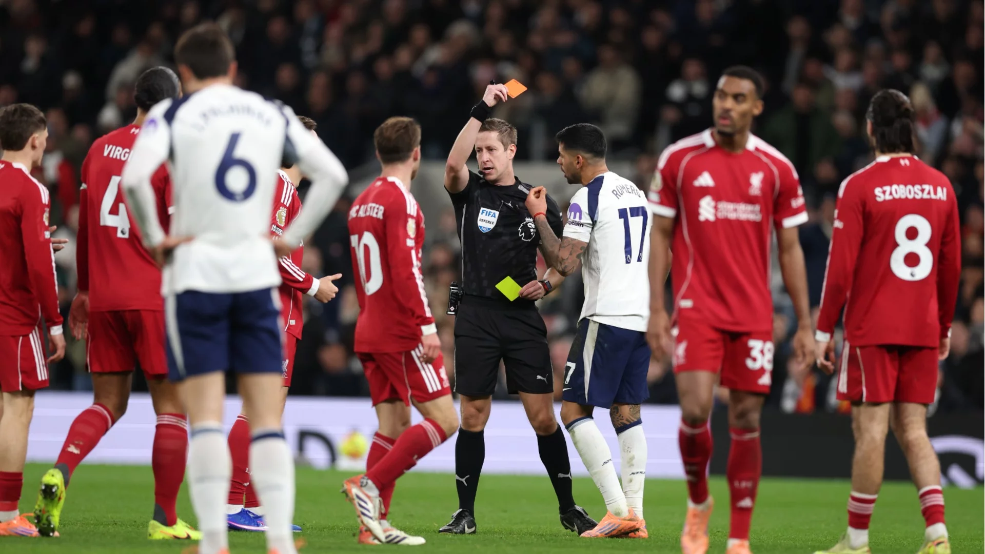 Обвиниха играч на Тотнъм в неприлично поведение при загубата от Ливърпул