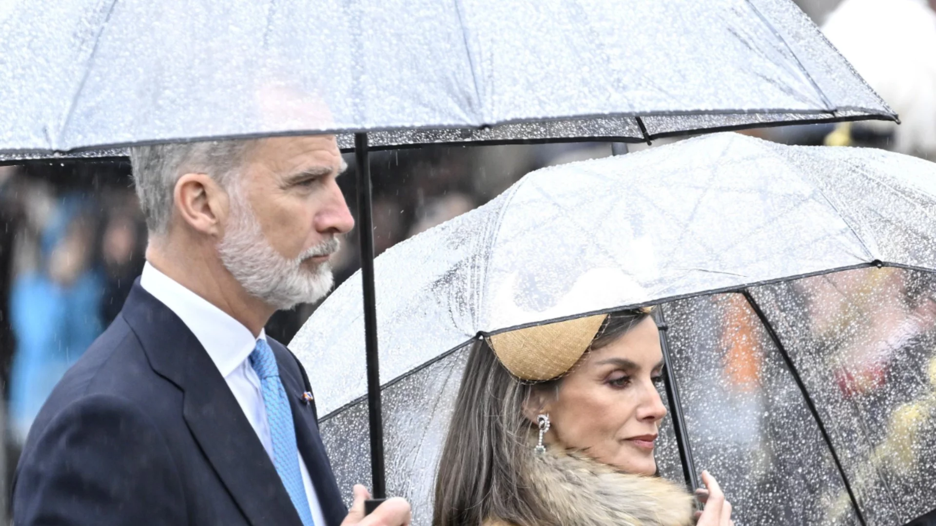 За първи път прав по време на коледното си послание: Какво тревожи краля на Испания?