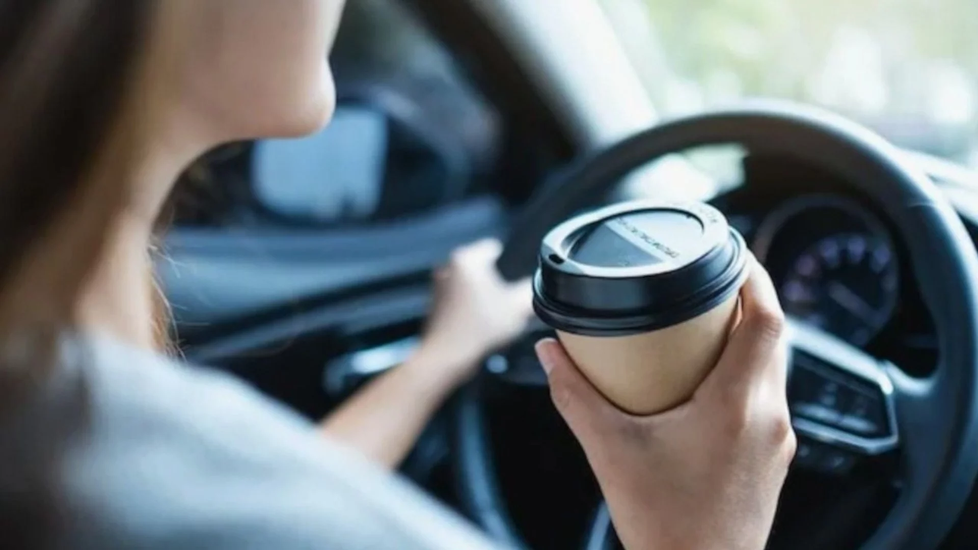 Защо пиенето на кафе по време на шофиране има обратен ефект
