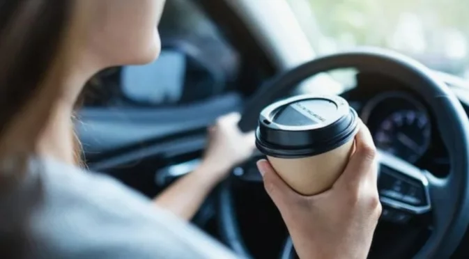 Защо пиенето на кафе по време на шофиране има обратен ефект