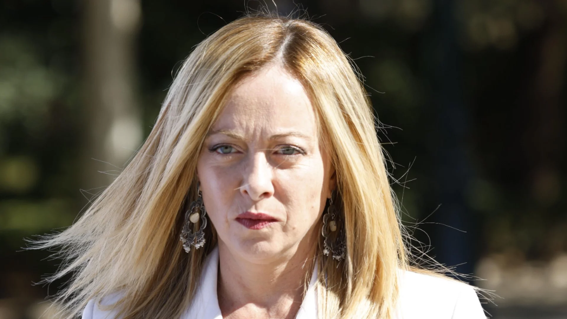 Мелони облече червен пуловер със специален надпис за Коледа (СНИМКА)