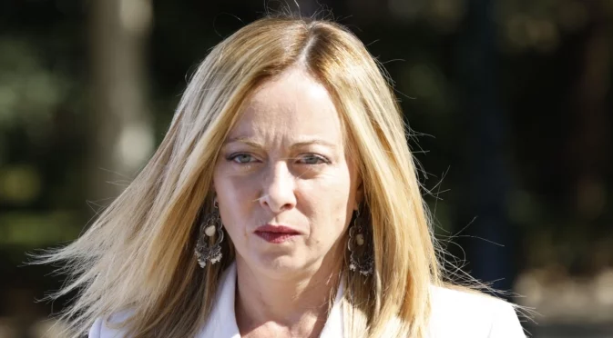 Мелони облече червен пуловер със специален надпис за Коледа (СНИМКА)