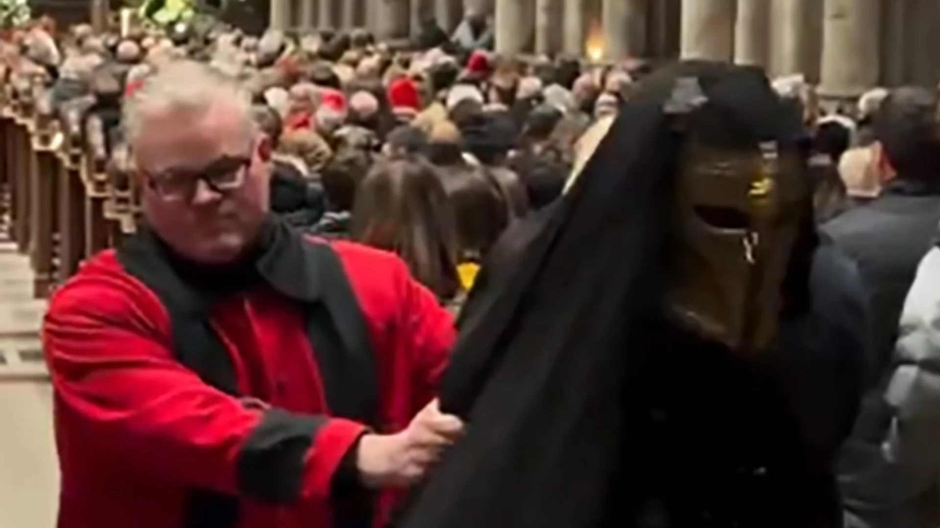 Мъж с черно наметало и златна маска прекъсна коледната служба в Кьолнската катедрала (ВИДЕО)