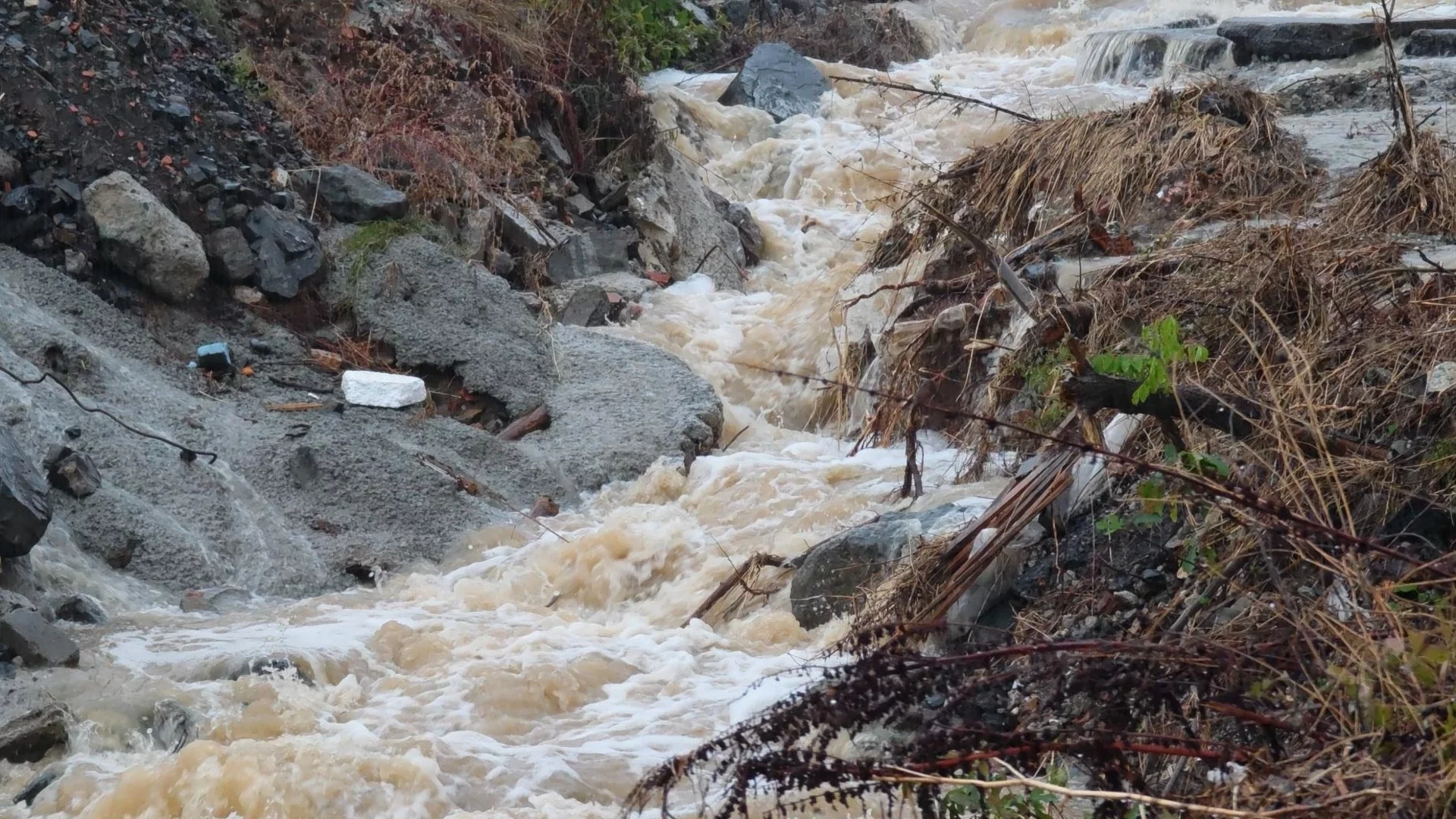 В наводненото село Гелеменово вече е по-спокойно