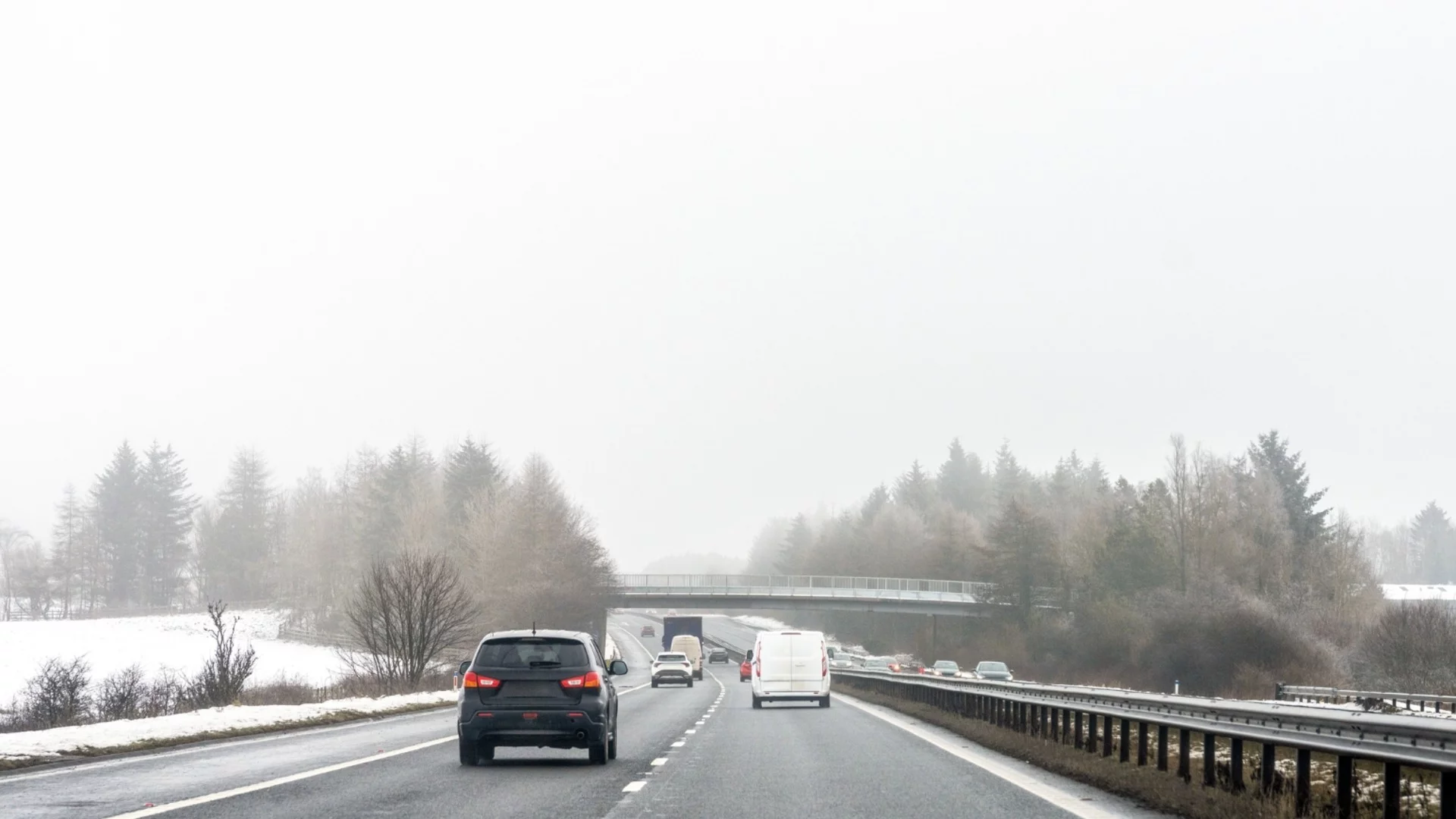 Внимание, шофьори! Пътищата са мокри и заледени
