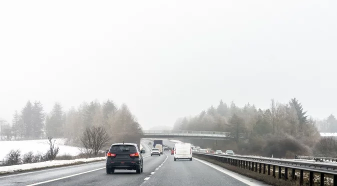 Внимание, шофьори! Пътищата са мокри и заледени