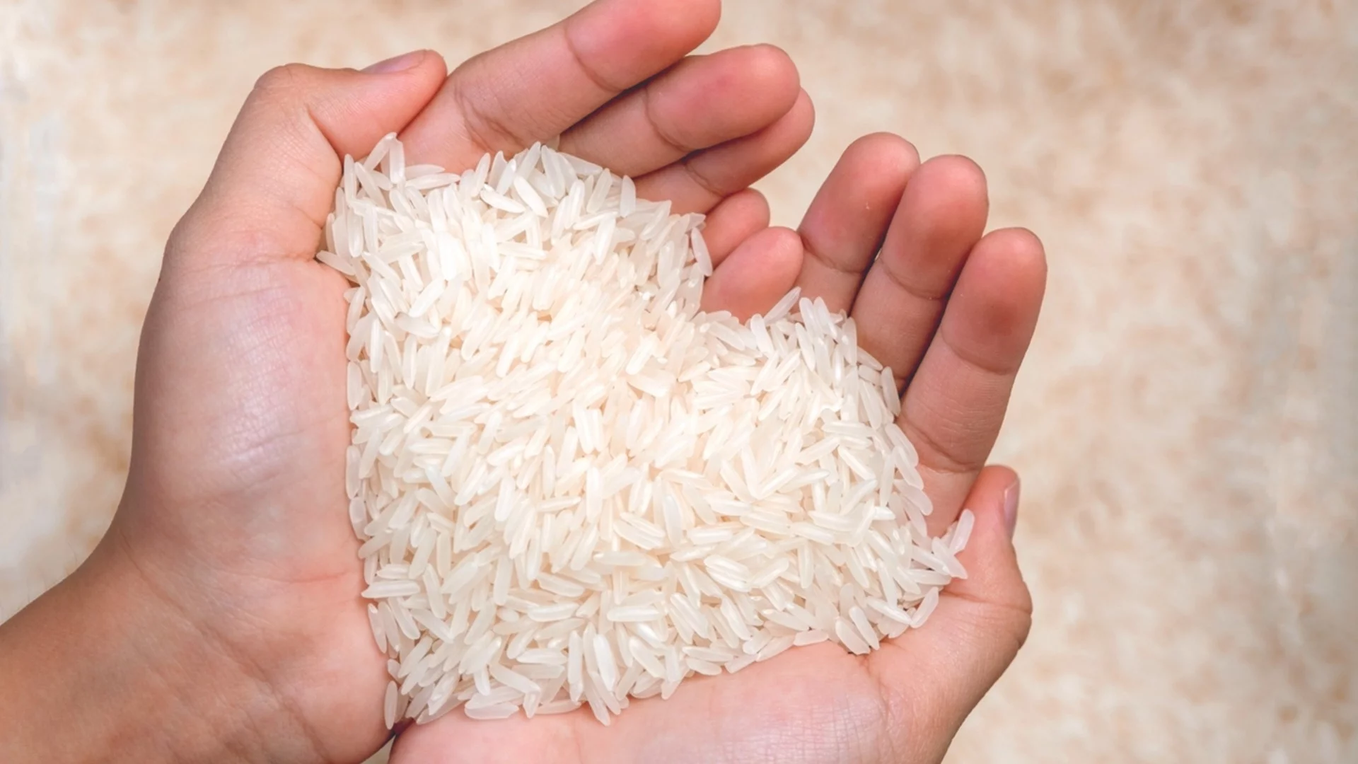 Хитър трик със сух ориз за абсорбиране на излишната зимна влага в саксии