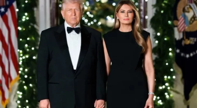 "Все едно на погребение": Коледната картичка от Тръмп предизвика вълна от коментари