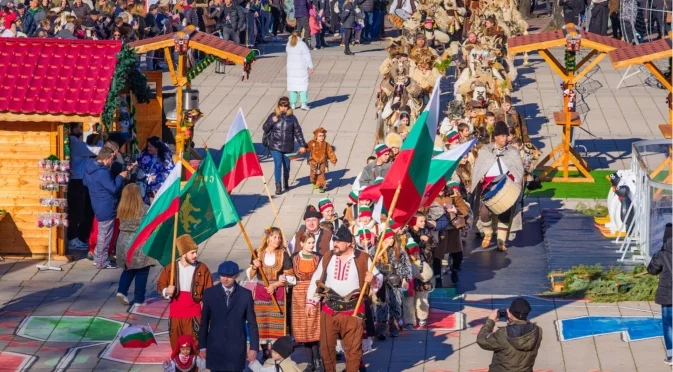 Джамалджии, коледари и фолклорни състави от Кюстендил сътвориха празнично шествие (СНИМКИ)